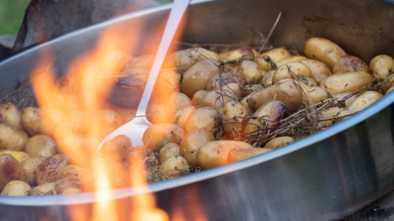 Cusiner sur le feu à Lausanne Cuisiner sur le feu au milieu de la nature ou dans une zone industrielle à Lausanne. Nous sommes spécialisé dans la cuisine sur le feu. Nous proposons des événements culinaires conviviaux et unique prônant le retour à la simplicité, le partage et la mise en valeur de produits rares ou régionaux de qualité via des recettes du monde entier et diverses techniques de cuisson sur le feu.