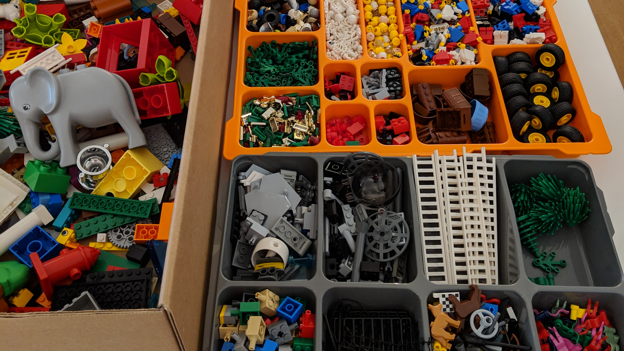Lego Serious Play unterstützt Sie bei der Personal- und Strategieentwicklung sowie der Suche nach innovativen Lösungen. Durch das gemeinsame Bauen gelangen Sie zu neuen Erkenntnissen. Als anerkannter Trained LSP Facilitor begleiten wir Sie und Ihr Team zu kreativen Erkenntnissen. Offen für Neues? Es lohnt sich!
