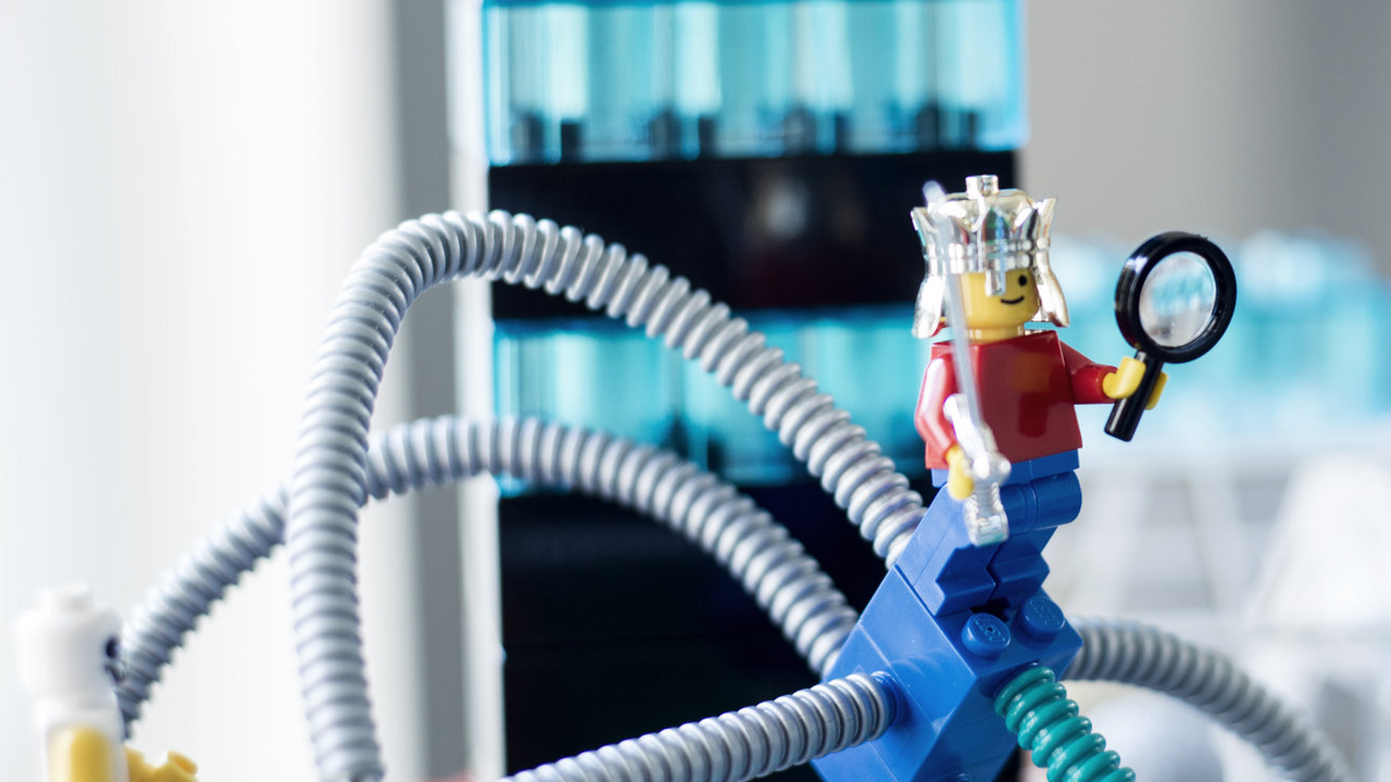 LEGO® SERIOUS PLAY® – Denken mit den Händen. Wir nutzen diese Moderationsmethode national wie international seit 2012. Wir bilden aus und nutzen diese haptische Moderation "In Person", "Remote" und "Hypbride".