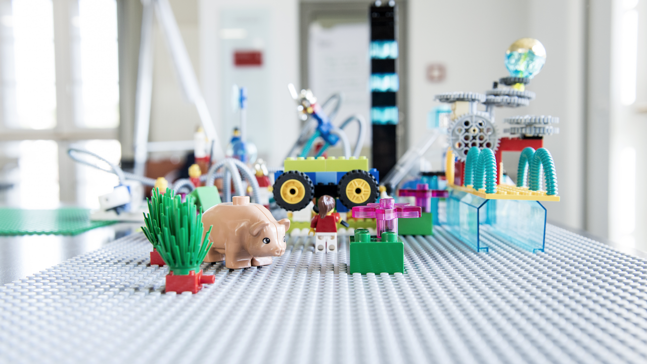 Lego Serious Play Workshop LEGO® SERIOUS PLAY® – Denken mit den Händen. Wir nutzen diese Moderationsmethode national wie international seit 2012. Wir bilden aus und nutzen diese haptische Moderation "In Person", "Remote" und "Hypbride".