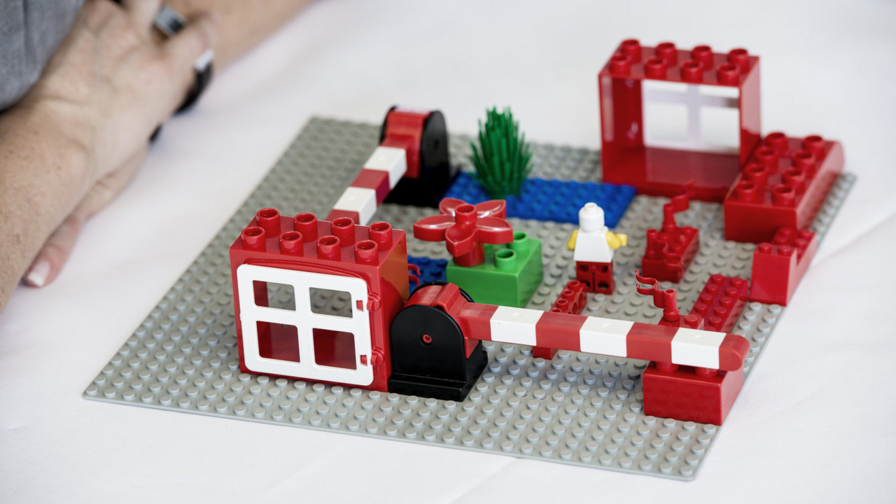 LEGO® SERIOUS PLAY® – Denken mit den Händen. Wir nutzen diese Moderationsmethode national wie international seit 2012. Wir bilden aus und nutzen diese haptische Moderation "In Person", "Remote" und "Hypbride".
