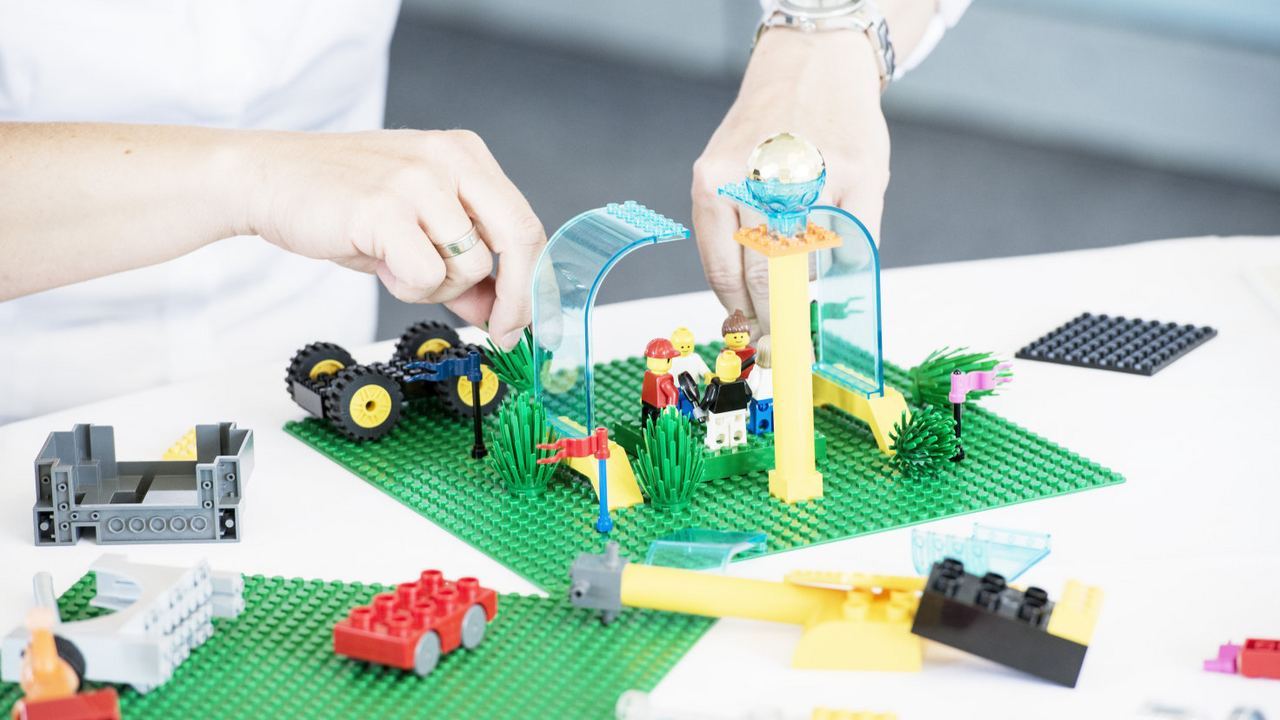 LEGO® SERIOUS PLAY® – Denken mit den Händen. Wir nutzen diese Moderationsmethode national wie international seit 2012. Wir bilden aus und nutzen diese haptische Moderation "In Person", "Remote" und "Hypbride".