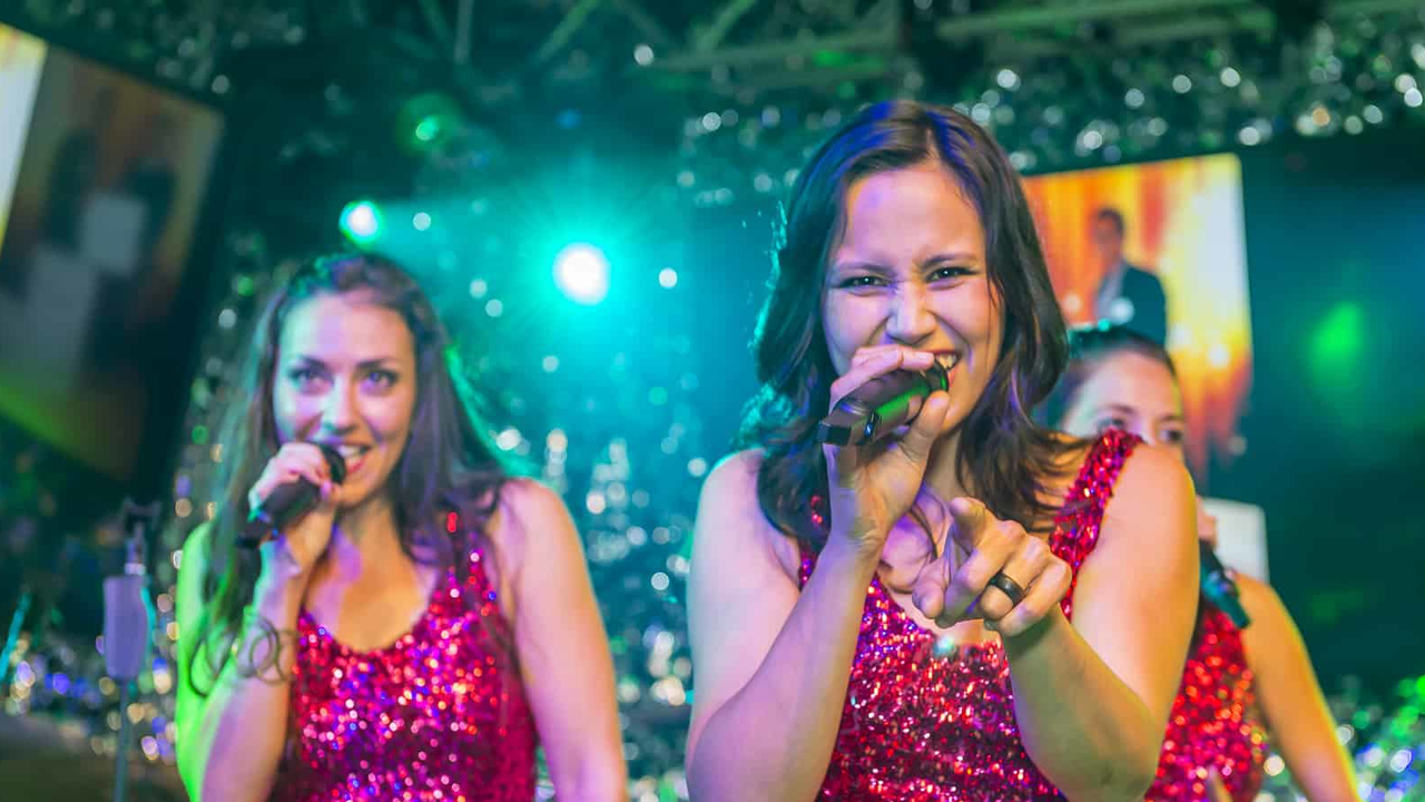 Livemusik an Ihrem Firmenanlass Mit einer professionellen Liveband und drei Sängerinnen an der Front unterstreicht die Band Ihren Firmenevent wie bspw. Ihre Mitarbeiterfeier, Ihren Kundenanlass, Ihr Jubiläum oder Ihre Sommerfeier massgeschneidert mit Livemusik.