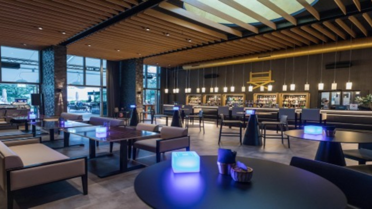 Beachclub Ascona Der Veranstaltungsort ist die ideale Tessiner Location für Privat- und Firmenveranstaltungen. Die Location in Ascona verkörpert eine harmonische Verbindung aus Restaurant, Bar und Veranstaltungsort, die durch ein elegantes Design und einen malerischen Blick auf den See besticht. Das Gebäude wurde in einem modernen Stil renoviert und bietet eine beeindruckende Vielfalt an Erlebnissen, sei es auf der Terrasse, im Garten oder auf der Dachterrasse mit ihrem idyllischen Seepanorama.