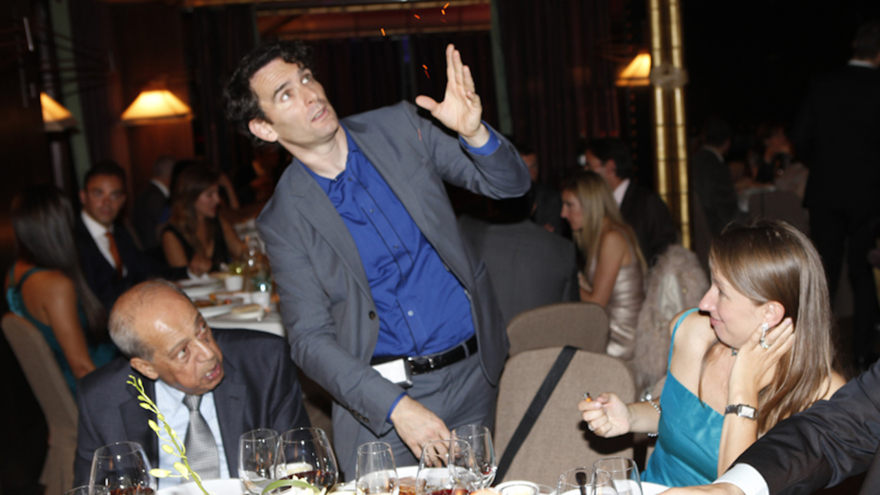 Magie mit Zauberkünstler Der Schweizer Zauberkünstler bietet seinem Publikum eine einzigartige Bühnenshow – er füllt einen kompletten Abend als Mentalist, trickreicher Taschendieb wie auch als versierter Zauberer. Der Zauber seiner Show liegt aber nicht nur in seinen faszinierenden und verblüffenden Darbietungen, sondern auch in seiner unvergleichlichen Bühnenpräsenz mit der er sein Publikum in seinen Bann schlägt.