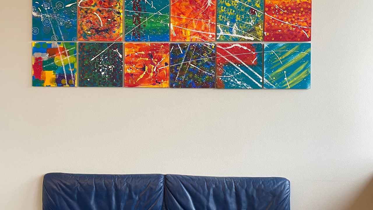 Gönnt euch eine kreative Auszeit. Es erwartet euch ein unvergesslicher und künstlerischer Event: denn Malen verbindet! Ein farbig geselliger Event für alle! In wenigen Schritten zum gelungenen Kunstwerk. Ob Ton-in Ton oder bunt, ihr entscheidet! Dieser Action Painting Event wird unvergesslich!