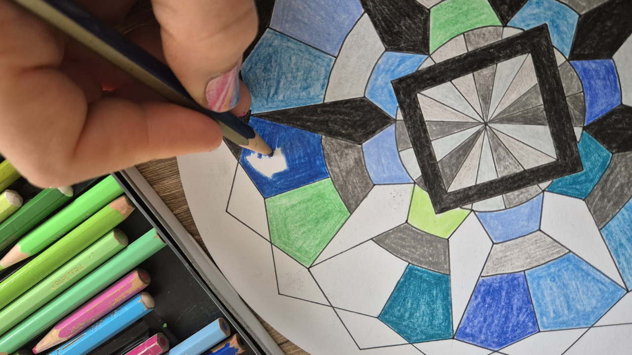 Mit Zirkel, Lineal und freien Formen kreiert ihr eure eigenen Mandalas auf rundem Papier. Bei ruhiger Musik werden sie bunt ausgemalt.