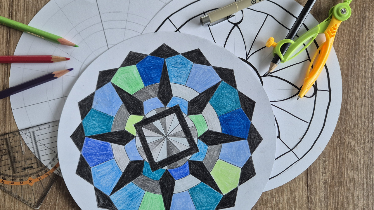 Mit Zirkel, Lineal und freien Formen kreiert ihr eure eigenen Mandalas auf rundem Papier. Bei ruhiger Musik werden sie bunt ausgemalt.