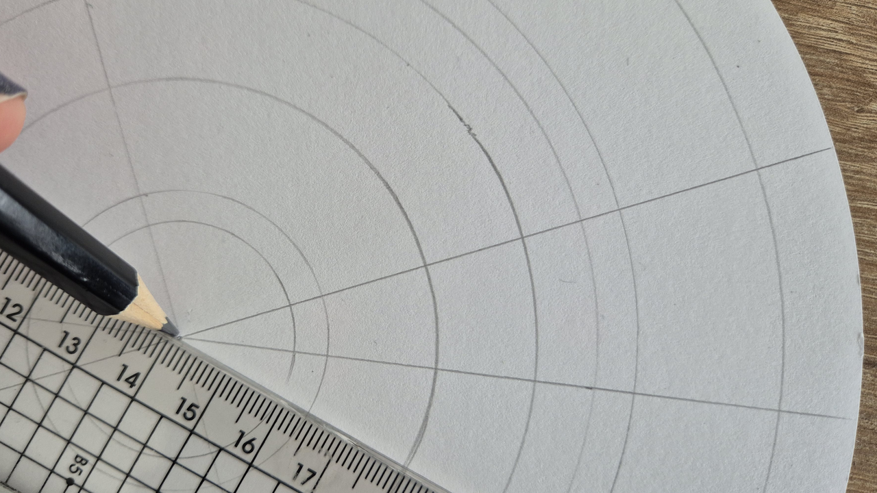 Mit Zirkel, Lineal und freien Formen kreiert ihr eure eigenen Mandalas auf rundem Papier. Bei ruhiger Musik werden sie bunt ausgemalt.