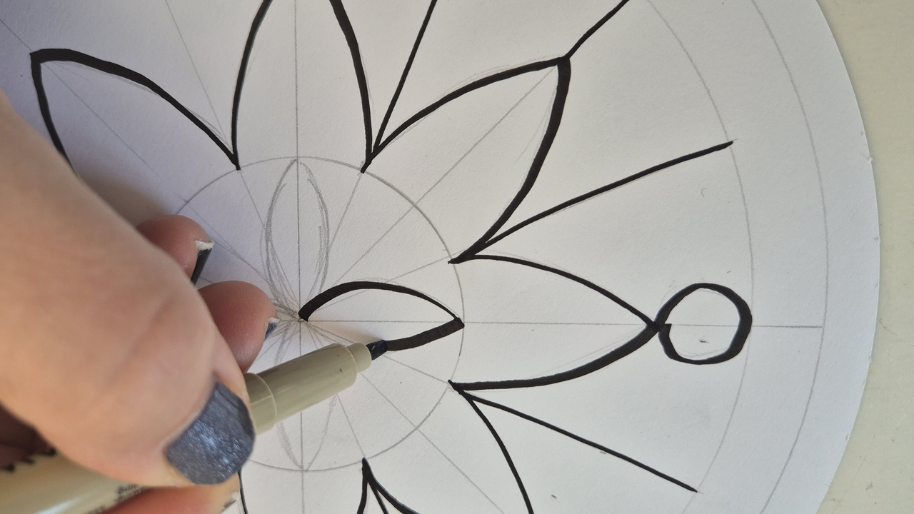 Mit Zirkel, Lineal und freien Formen kreiert ihr eure eigenen Mandalas auf rundem Papier. Bei ruhiger Musik werden sie bunt ausgemalt.