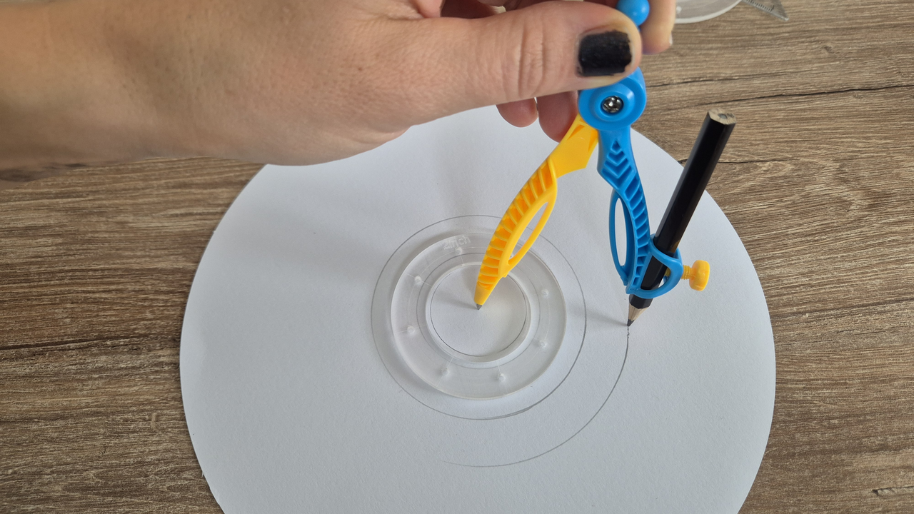 Mit Zirkel, Lineal und freien Formen kreiert ihr eure eigenen Mandalas auf rundem Papier. Bei ruhiger Musik werden sie bunt ausgemalt.