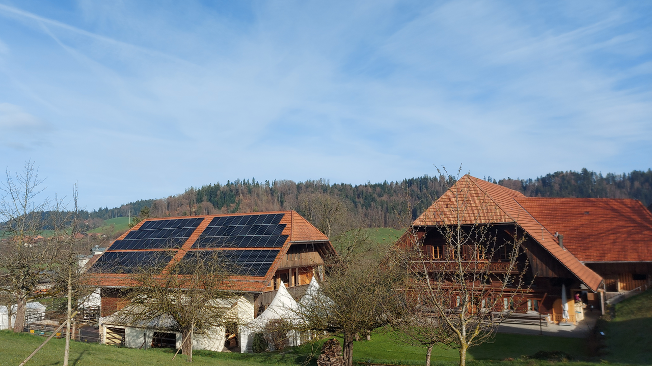 Du erhältst Einblick in die globale Energiesituation und erfährst in einem spannenden Vortrag mehr über die Möglichkeiten und Grenzen der Sonnenenergienutzung. Anschließend reist du zu einem charmanten Eventhof im Berner-Bauernhaus-Stil, wo du mit Emmentaler Spezialitäten und einer idyllischen Planwagenfahrt verwöhnt wirst. Optional kannst du mit deinen Gästen die Original Emmentaler Spiele mit 8 spannenden Disziplinen absolvieren. Ein einmaliger Spaß für euren Firmenausflug ist garantiert.