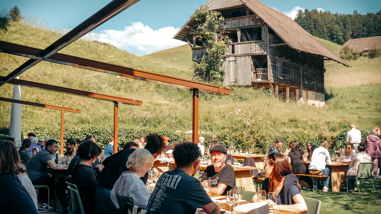 Solarpark und Emmentaler Idylle Du erhältst Einblick in die globale Energiesituation und erfährst in einem spannenden Vortrag mehr über die Möglichkeiten und Grenzen der Sonnenenergienutzung. Anschliessend reist du zu einem charmanten Eventhof im Berner-Bauernhaus-Stil, wo du mit Emmentaler Spezialitäten und einer idyllischen Planwagenfahrt verwöhnt wirst. Optional kannst du mit deinen Gästen die Original Emmentaler Spiele mit 8 spannenden Disziplinen absolvieren. Ein einmaliger Spass für euren Firmenausflug ist garantiert.