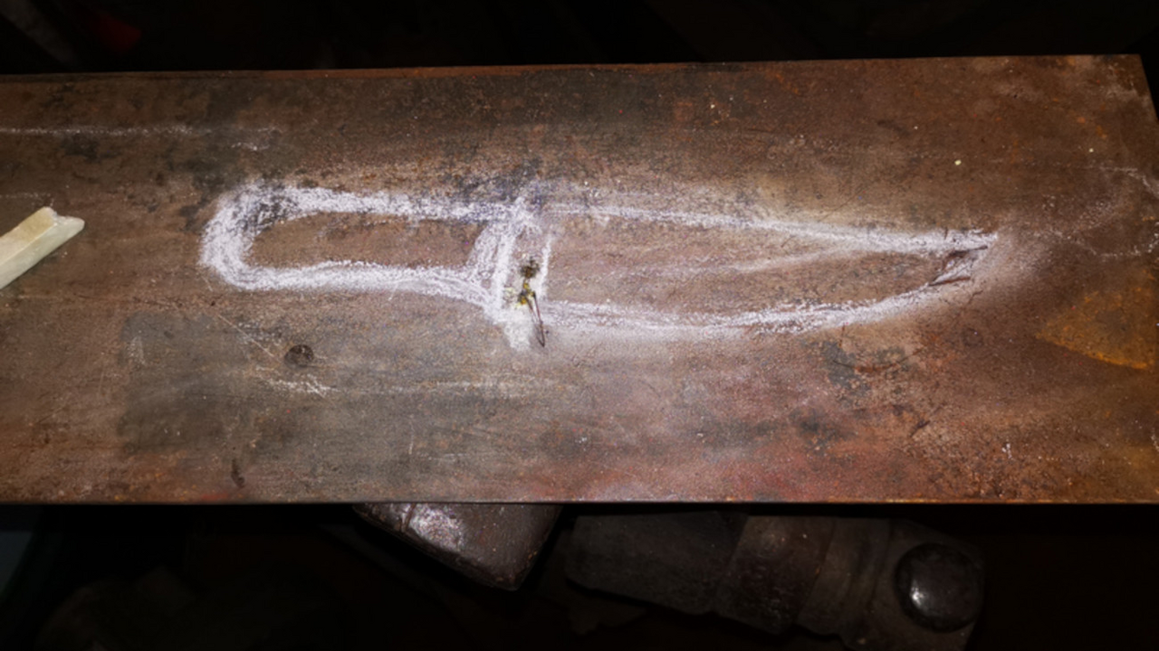 Messerschmiede Workshop Tauchen Sie ein in die fesselnde Kunst des Schmiedens und schmieden Sie Ihr eigenes Messer oder erlernen Sie die essenziellen Grundlagen dieses alten Handwerks. Unsere Kurse sind vollständig an Ihre individuellen Bedürfnisse angepasst, um sicherzustellen, dass Sie das Beste aus Ihrer Erfahrung herausholen. Faszination des Messerschmiedens: Ihr Abenteuer in der Welt des Feuers und der Kreativität!