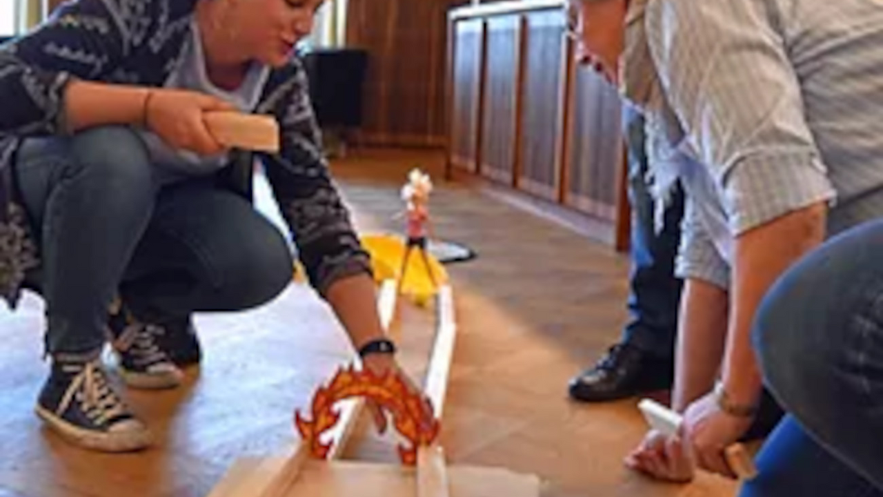 Kreative Minigolfbahn bauen: Auf kreative Art und Weise, Ideen koordinieren und umsetzen. Durch Testen erfahren, was funktioniert -  was nicht. Den Arbeitsplatz mit einbinden. Anschliessend durch ein spassiges Team Minigolfspiel die Bahnen durch spielen.