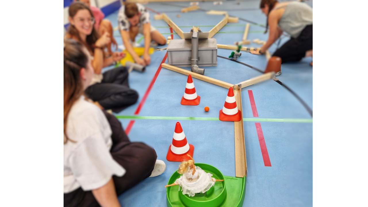 Auf kreative Art und Weise, Ideen koordinieren und umsetzen. Durch Testen erfahren, was funktioniert - was nicht. Den Arbeitsplatz mit einbinden. Anschliessend durch ein spassiges Team Minigolfspiel die Bahnen durch spielen.