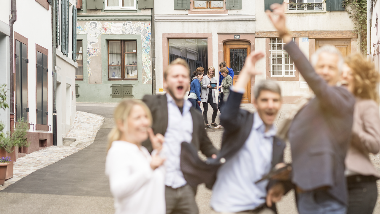 Amazing Race Basel Das Amazing Race in Basel ist die 1. Foto Rallye in Echtzeit. Über 50 Foto Missionen warten darauf gelöst zu werden. Welches Team entscheidet sich für welche Missionen und wer hat am Ende die Nase vorn? Clou dieser ausgezeichneten und prämierten neuen Veranstaltungsform ist die Live Bewertung aller Foto Missionen durch den Eventleiter.