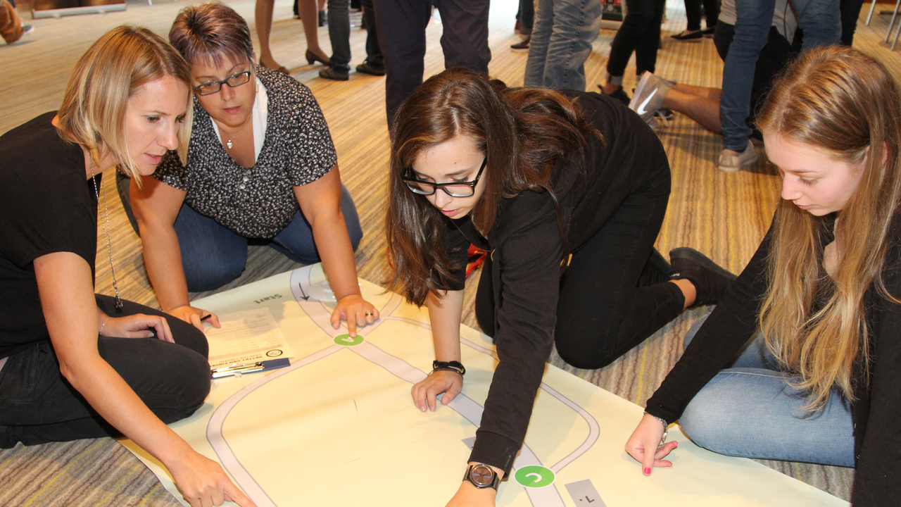 Urban Event Game In Teams werden die Spieler Hinweise suchen, Rätsel lösen und viele lustige Aufgaben erfüllen. Die Teams müssen ihr Bestes geben, um alle Herausforderungen vor ihrer Konkurrenz zu erfüllen und als Sieger auserkoren zu werden. Deshalb ist für ein erfolgreiches Spiel Zusammenarbeit im Team, gegenseitige Kommunikation und eine scharfe Beobachtungsgabe gefragt.