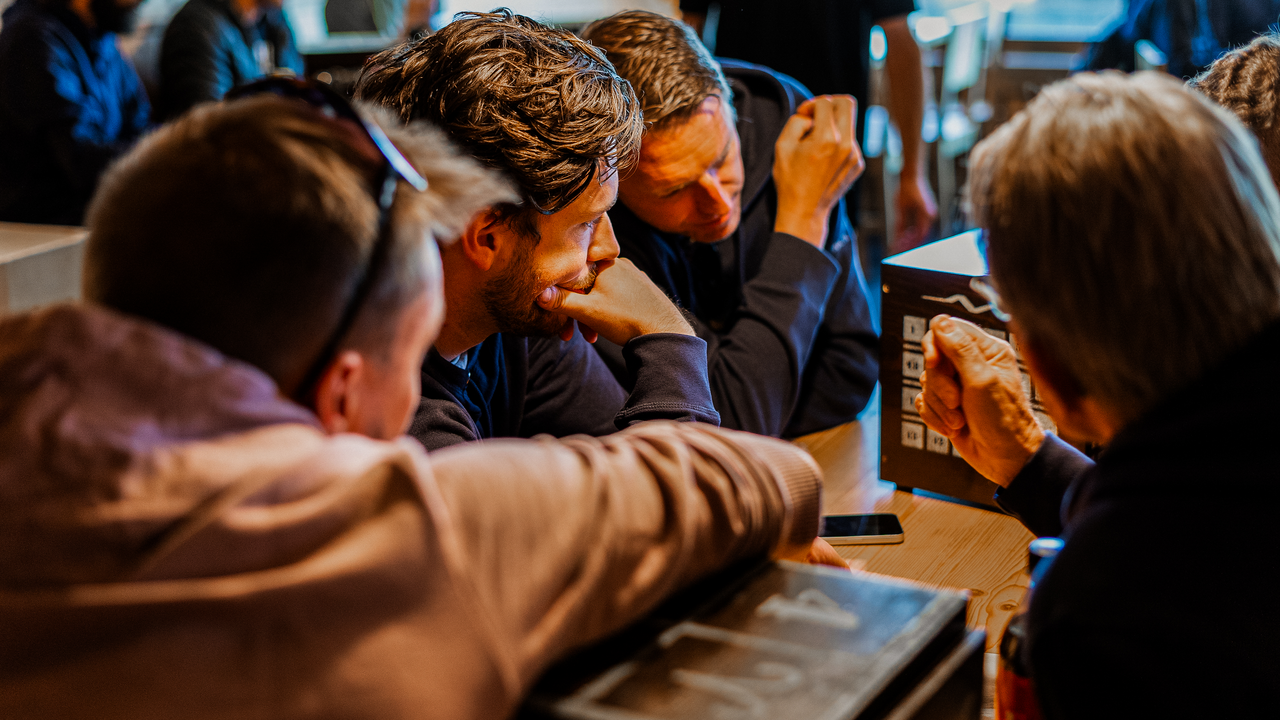 Escape Game mobil Ein interaktives Escape Game voller Spiel, Spass und Spannung. Einzelkämpfer haben keine Chance. Ein Manuskript, dessen Existenz lange unbekannt war, ist in Gefahr, in falsche Hände zu geraten. Der ahnungslose Olaf erhält am Sterbebett seines Vaters die Aufgabe, das Manuskript zu beschützen. Machen Sie sich mit Olaf auf die abenteuerliche Suche.