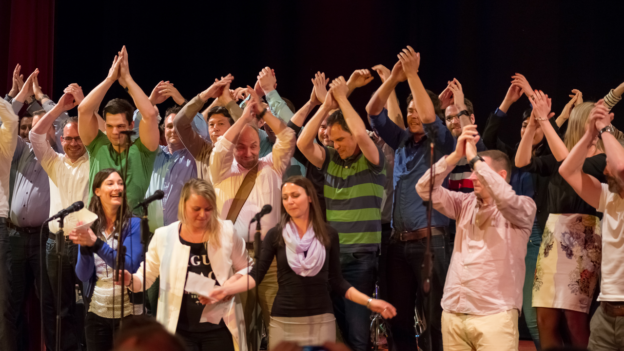 Musik-Teamevent Gemeinsam rockige Songs zu performen lockt die Teilnehmer aus der Reserve und schafft ein einzigartiges Gruppengefühl. Es sind absolut keine musikalischen Vorkenntnisse nötig! Der Anlass ist bezüglich Teilnehmeranzahl, Zeit und Ort komplett flexibel und lässt sich hervorragend in weitere Aktivitäten einbinden.