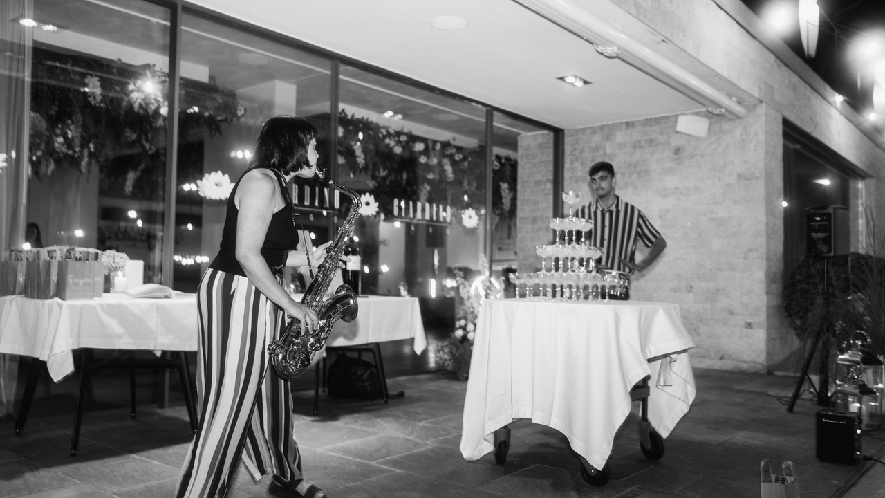 Wir bieten Ihnen hochkarätige Musikstudierende, Performer*innen, Schauspielstudierende und Medienkünstler*innen der Hochschule der Künste Bern für Anlässe und Formate aller Art. Von Firmenevents über Vernissagen, Geburtstagspartys, Diplomfeiern, Galas, Hochzeitsfeiern, Hauskonzerten, Jubiläumsfeiern zu Festivals und vielem mehr.