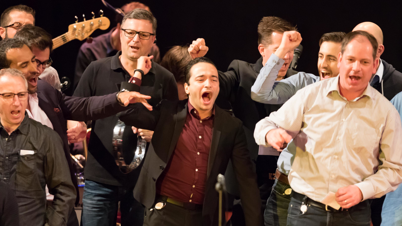 Musik-Teamevent- Rock it! Einmal in einer Rockband die Bühne rocken – dazu braucht es kein musikalisches Vorwissen! Ihre Mitarbeiter lernen innert kürzester Zeit einen Song als Band zu performen.