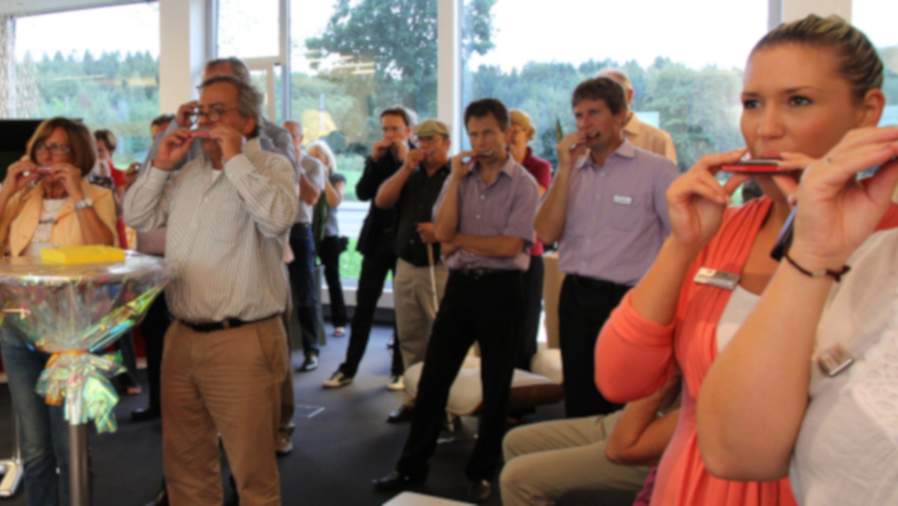 Teamblues Song komponieren Gemeinsam Mundharmonika spielen. Sie werden dabei von einem Profi in die Kunst der korrekten Atemtechnik eingewiesen. Sie werden staunen, wie schnell und gut Sie einfache Lieder spielen, ohne Noten- oder andere Musikkenntnisse. Diese Eventidee eignet sich gut zur Auflockerung an Ihrem Firmenfest oder als Teambuilding indem Ihr Team einen eigenen Bluessong komponiert.