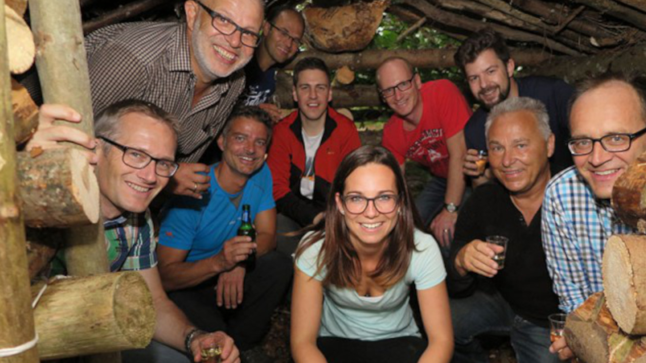 Waldhütte bauen als Teambuilding Kombinieren Sie bei diesem Teamanlass Kreativität und Kommunikation mit Natur pur! Ein gesunder, grüner Wald bietet viel Erholung. Wir entspannen uns beim Laufen über den weichen Waldboden, hören den Vögeln zu und atmen die frische Waldluft tief ein. Dann wird pro Team eine Waldhütte gebaut.