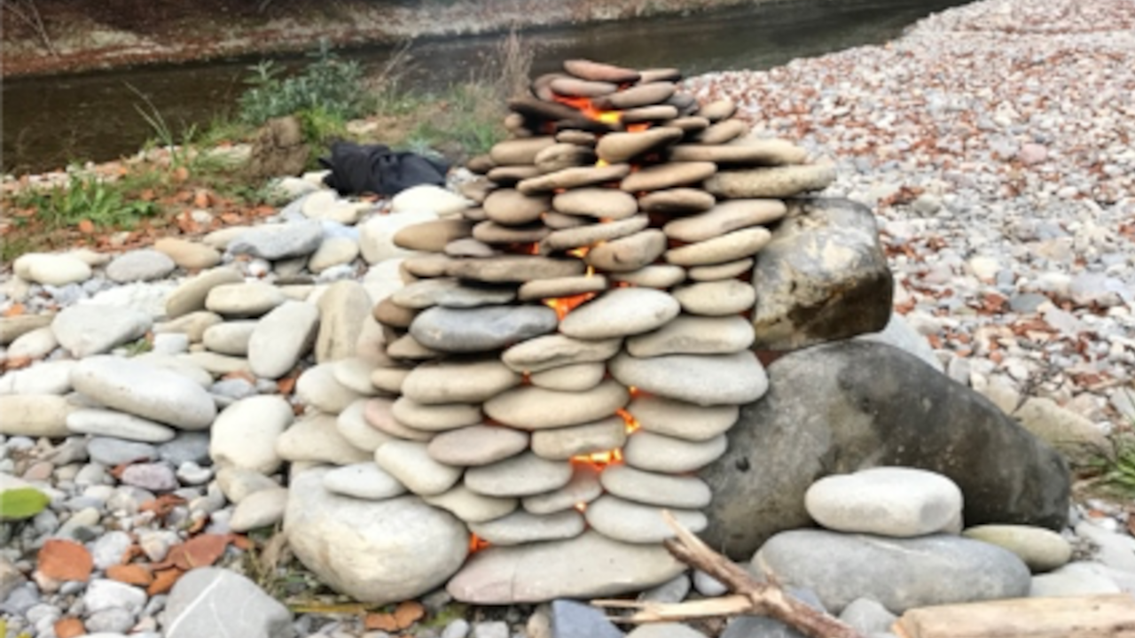 Bauen Sie einen peruanischen Hirtenofen: Wir verbringen einen Tag am Fluss und bauen gemeinsam einen peruanischen Hirtenofen aus Steinen. Danach heizen wir den Ofen mit Feuer ein, um die Steine zu erhitzen und etwas Feines zu kochen.