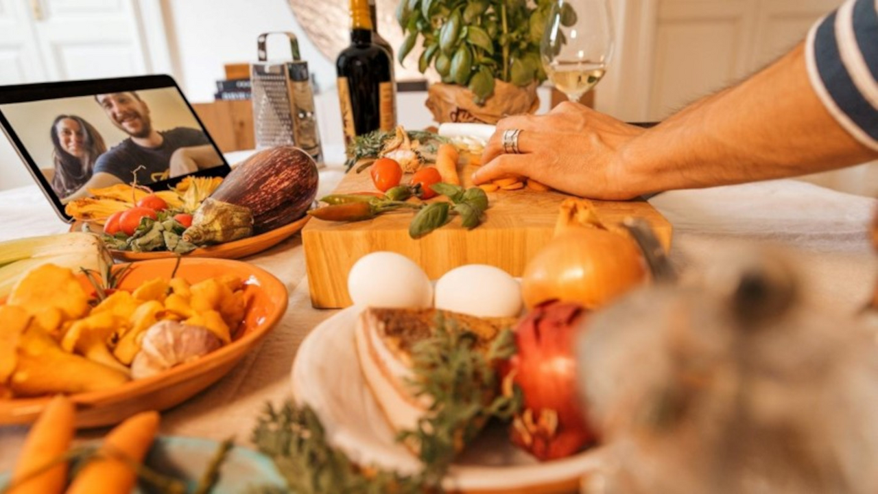 Online Kochkurs Wir versenden die passende Einkaufsliste für das gemeinsame Menü. Anschliessend kochen wir gemeinsam mit dem Profi das Wunschgericht und tauschen uns über Saisonalitäten, Zubereitungsarten und Geschichten aus.