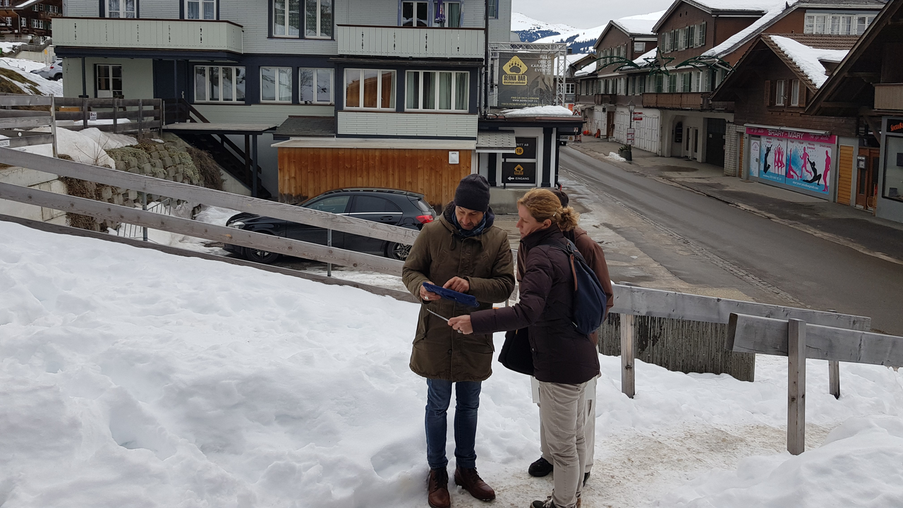 Schnitzeljagd durch Adelboden und Fondue Auf der Schnitzeljagd durch Adelboden versucht Ihr als Gruppe vor der Firma Spider Tech die beste Käsemischung der Welt herzustellen, indem ihr Rätsel rund um unser liebstes Schweizer Lebensmittel löst.