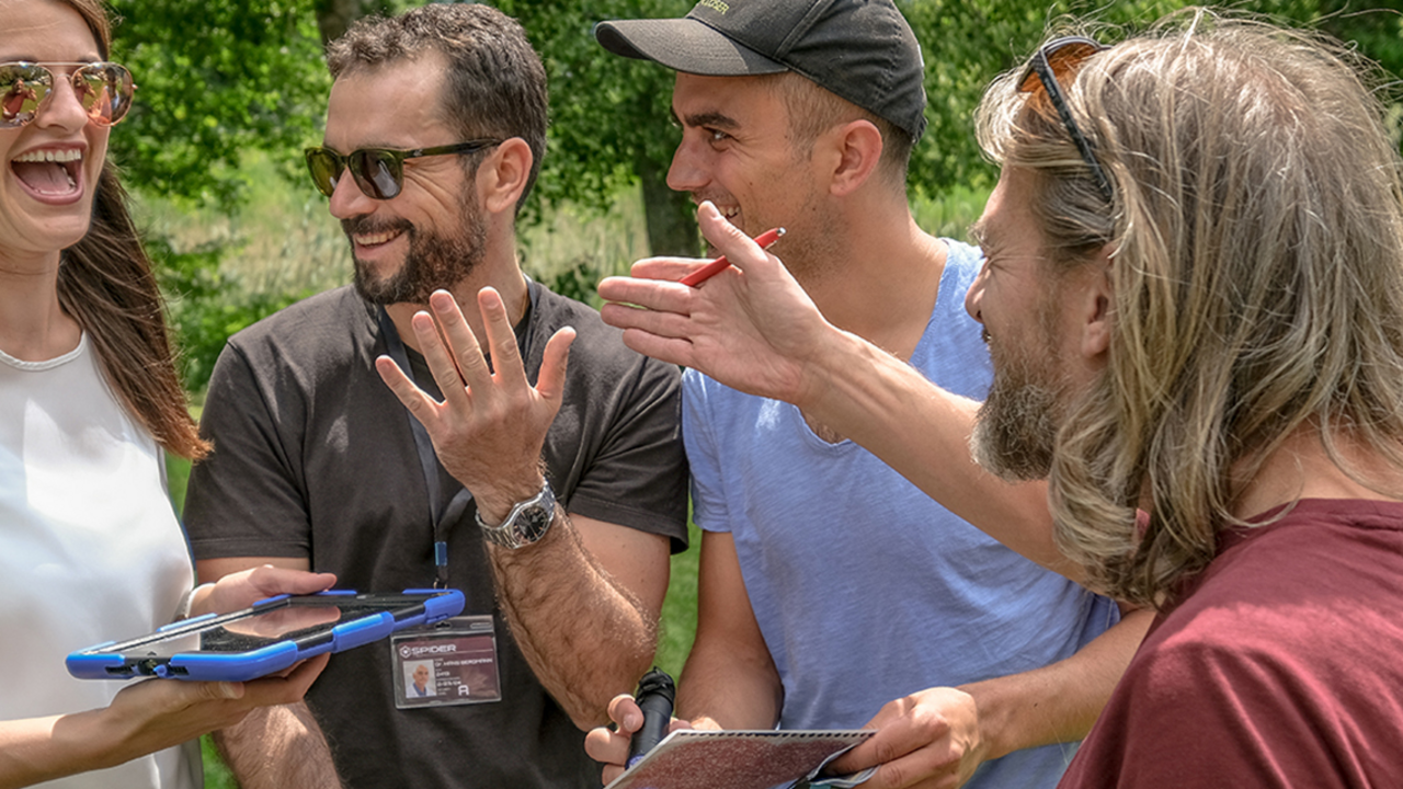 Outdoor Escape Game Schweizweit Agenten aufgepasst! Die Geheimdienstorganisation W.I.S.E. braucht Ihre Hilfe. Nur Ihr Team ist in der Lage, die Welt zu retten! Können Sie den schweizweiten Blackout verhindern oder die Welt vor dem Virus bewahren? Mit modernsten «Augmented Reality» Aufgaben sowie einer Reihe von coolen Gadgets, bepackt mit Agentenkoffer und Tablet, lassen Sie bei diesem immersiven Outdoor Spiel Erlebnis Ihren James-Bond Fantasien freien Lauf. Ein rundum betreuter Event nach Ihren Vorstellungen. Schweizweit, an jedem beliebigen Ort durchführbar.