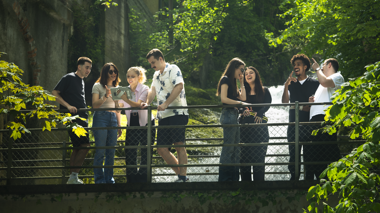 Ein Spiel der neusten Generation der Outdoor-Rätselspiele, welches auf Eure Gruppe und Bedürfnisse massgeschneidert werden (Startpunkt, Inhalt, Dauer). GPS-Geocaching kombiniert mit Live Escape Game schafft euch den perfekten Rahmen für euer Teamevent. Spass, Teamarbeit und Sight-Seeing garantiert. Perfekt geeignet für Vereinsevents, Incentives, Familienerlebnisse, Junggesellenabschiede oder den Firmenanlass.