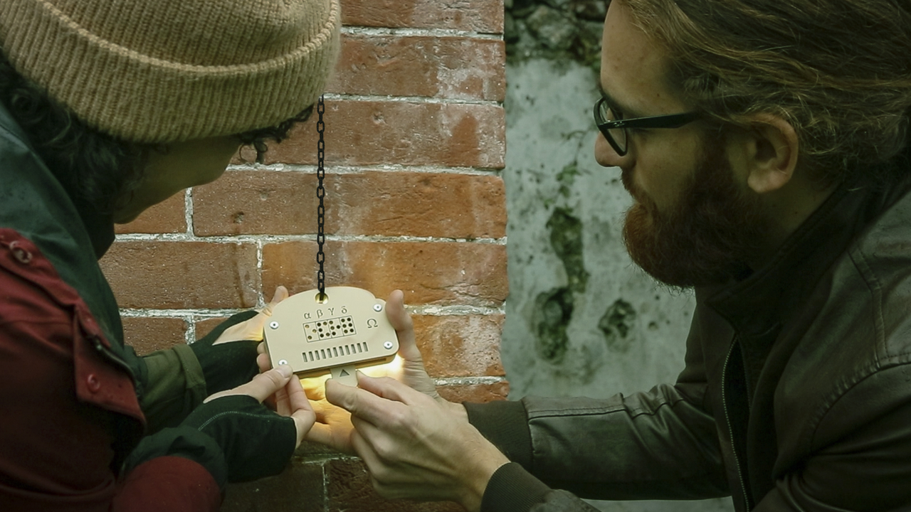 Wie in einem Escape Room gilt es Hinweise zu entdecken, Rätsel zu lösen und Herausforderungen zu meistern. Aber anstatt in einem Raum sind mehrere Installationen über die Stadt verteilt. Das macht es zu einem Spiel ohne Grenzen.
