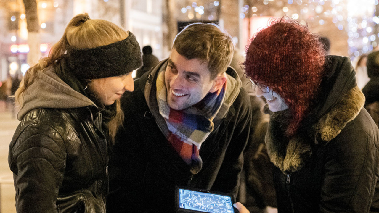 Operation Weihnachtsmarkt "Hacked" In diesem Outdoor Escape Room geht es um das Szenario "Operation Weihnachtsmarkt". Dabei können Sie ein brandneues Feature nutzen: das Hacking. Diese Innovation erlaubt erstmals eine teamübergreifende Interaktion, die optional ist. Sie haben die Möglichkeit, gegnerische Teams zu hacken oder sogar "Bad Santa" selbst.