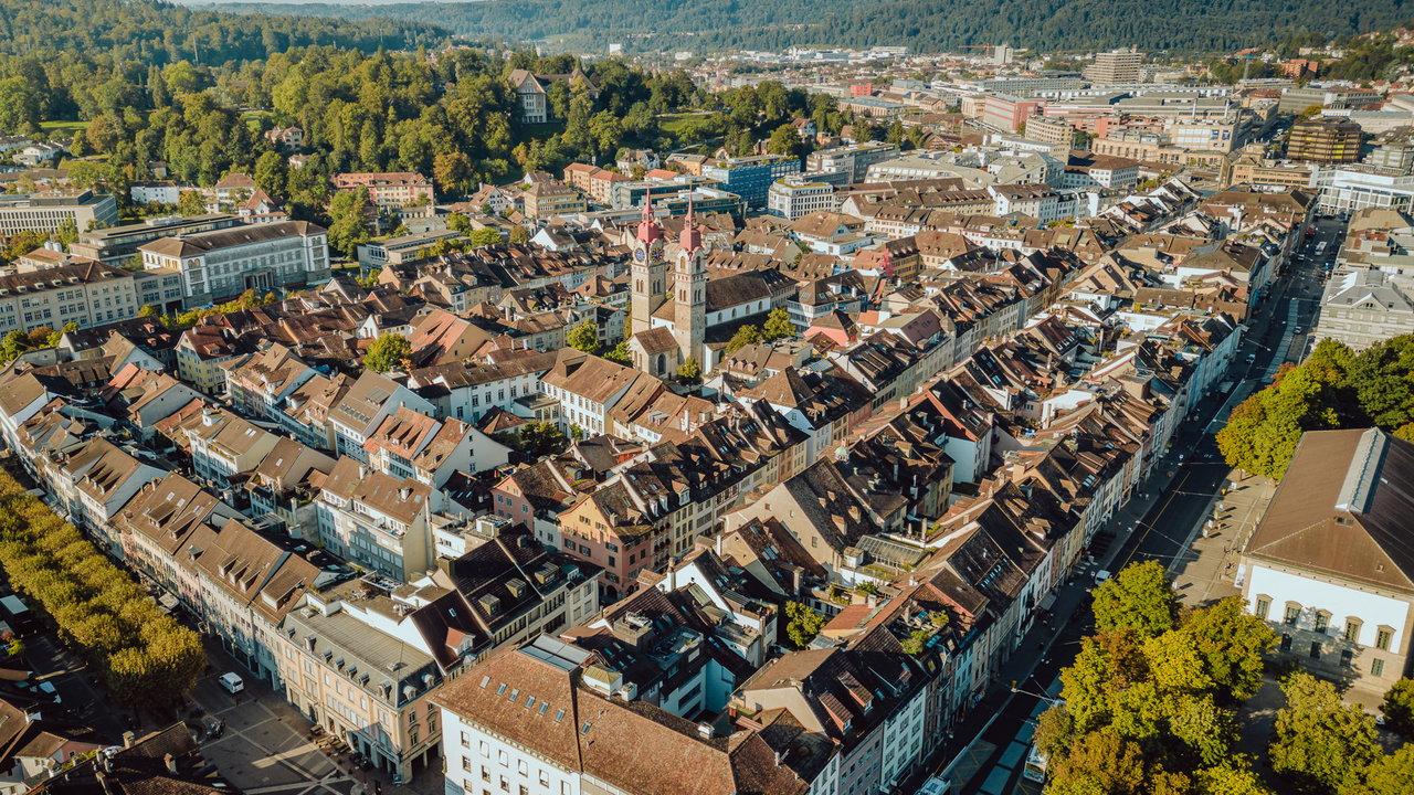 Das Spiel ist kein klassisches Escape Game. Ihr befindet euch im Freien und folgt einem magischen Rätselpfad durch Winterthur. Gemeinsam begebt ihr euch auf die geheimnisvolle Prüfung des sagenumwobenen Hexenzirkels Umbra Noctis. Auf eurem Weg entdeckt ihr verborgene Orte der Stadt, entschlüsselt uralte Hinweise und stellt euch den Prüfungen der Magie. Nur wer klug kombiniert, die richtigen Zauber erkennt und als Team zusammenarbeitet, kann bestehen. Auf dem rund 90–120-minütigen Abenteuer erlebt ihr Winterthur aus einer völlig neuen Perspektive. Das Outdoor Escape Game eignet sich für Familien, Freundesgruppen, Teams und alle, die Lust auf eine magische Rätselreise haben.