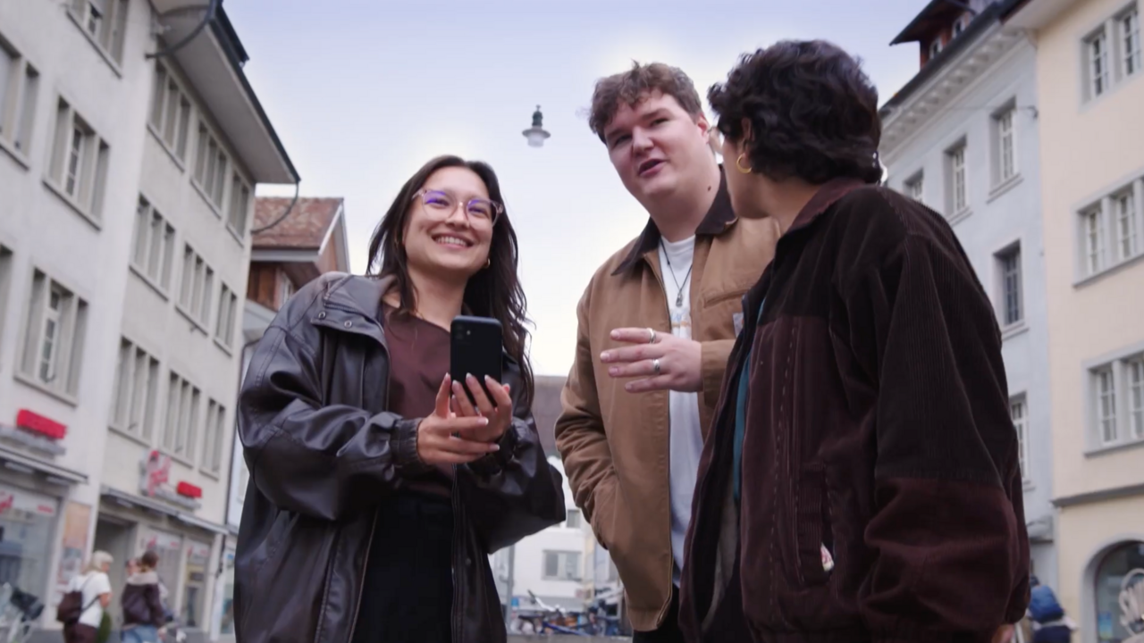 Das Spiel ist kein klassisches Escape Game. Ihr befindet euch im Freien und folgt einem magischen Rätselpfad durch Winterthur. Gemeinsam begebt ihr euch auf die geheimnisvolle Prüfung des sagenumwobenen Hexenzirkels Umbra Noctis. Auf eurem Weg entdeckt ihr verborgene Orte der Stadt, entschlüsselt uralte Hinweise und stellt euch den Prüfungen der Magie. Nur wer klug kombiniert, die richtigen Zauber erkennt und als Team zusammenarbeitet, kann bestehen. Auf dem rund 90–120-minütigen Abenteuer erlebt ihr Winterthur aus einer völlig neuen Perspektive. Das Outdoor Escape Game eignet sich für Familien, Freundesgruppen, Teams und alle, die Lust auf eine magische Rätselreise haben.