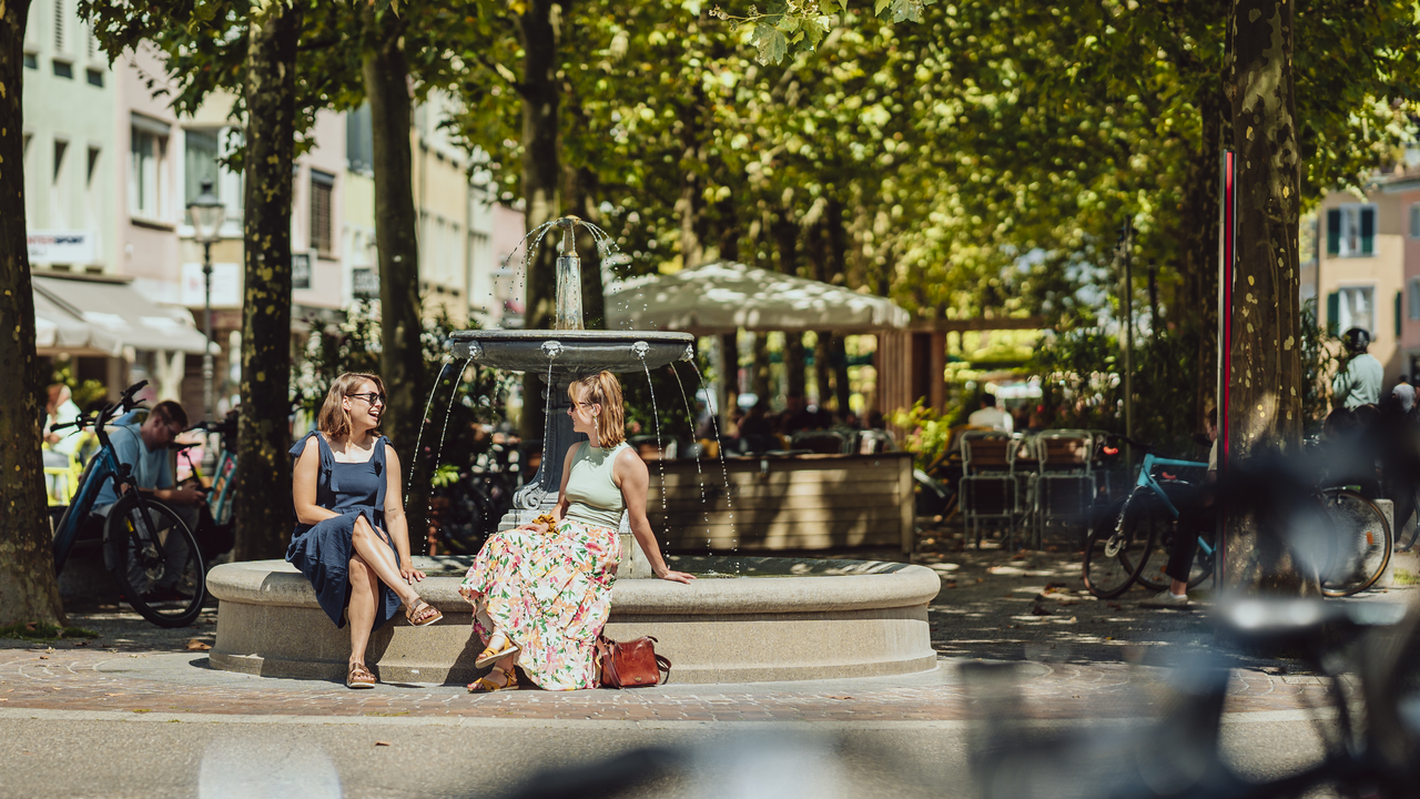 Das Spiel ist kein klassisches Escape Game. Ihr befindet euch im Freien und folgt einem magischen Rätselpfad durch Winterthur. Gemeinsam begebt ihr euch auf die geheimnisvolle Prüfung des sagenumwobenen Hexenzirkels Umbra Noctis. Auf eurem Weg entdeckt ihr verborgene Orte der Stadt, entschlüsselt uralte Hinweise und stellt euch den Prüfungen der Magie. Nur wer klug kombiniert, die richtigen Zauber erkennt und als Team zusammenarbeitet, kann bestehen. Auf dem rund 90–120-minütigen Abenteuer erlebt ihr Winterthur aus einer völlig neuen Perspektive. Das Outdoor Escape Game eignet sich für Familien, Freundesgruppen, Teams und alle, die Lust auf eine magische Rätselreise haben.