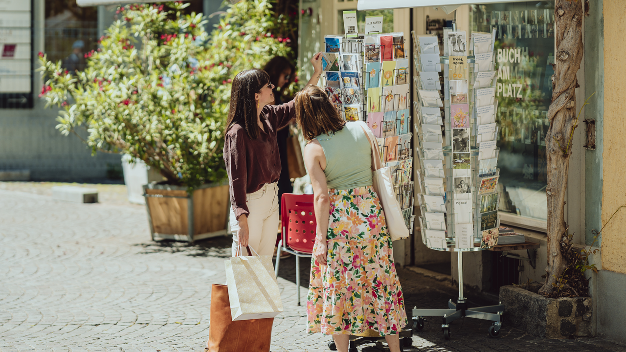 Das Spiel ist kein klassisches Escape Game. Ihr befindet euch im Freien und folgt einem magischen Rätselpfad durch Winterthur. Gemeinsam begebt ihr euch auf die geheimnisvolle Prüfung des sagenumwobenen Hexenzirkels Umbra Noctis. Auf eurem Weg entdeckt ihr verborgene Orte der Stadt, entschlüsselt uralte Hinweise und stellt euch den Prüfungen der Magie. Nur wer klug kombiniert, die richtigen Zauber erkennt und als Team zusammenarbeitet, kann bestehen. Auf dem rund 90–120-minütigen Abenteuer erlebt ihr Winterthur aus einer völlig neuen Perspektive. Das Outdoor Escape Game eignet sich für Familien, Freundesgruppen, Teams und alle, die Lust auf eine magische Rätselreise haben.
