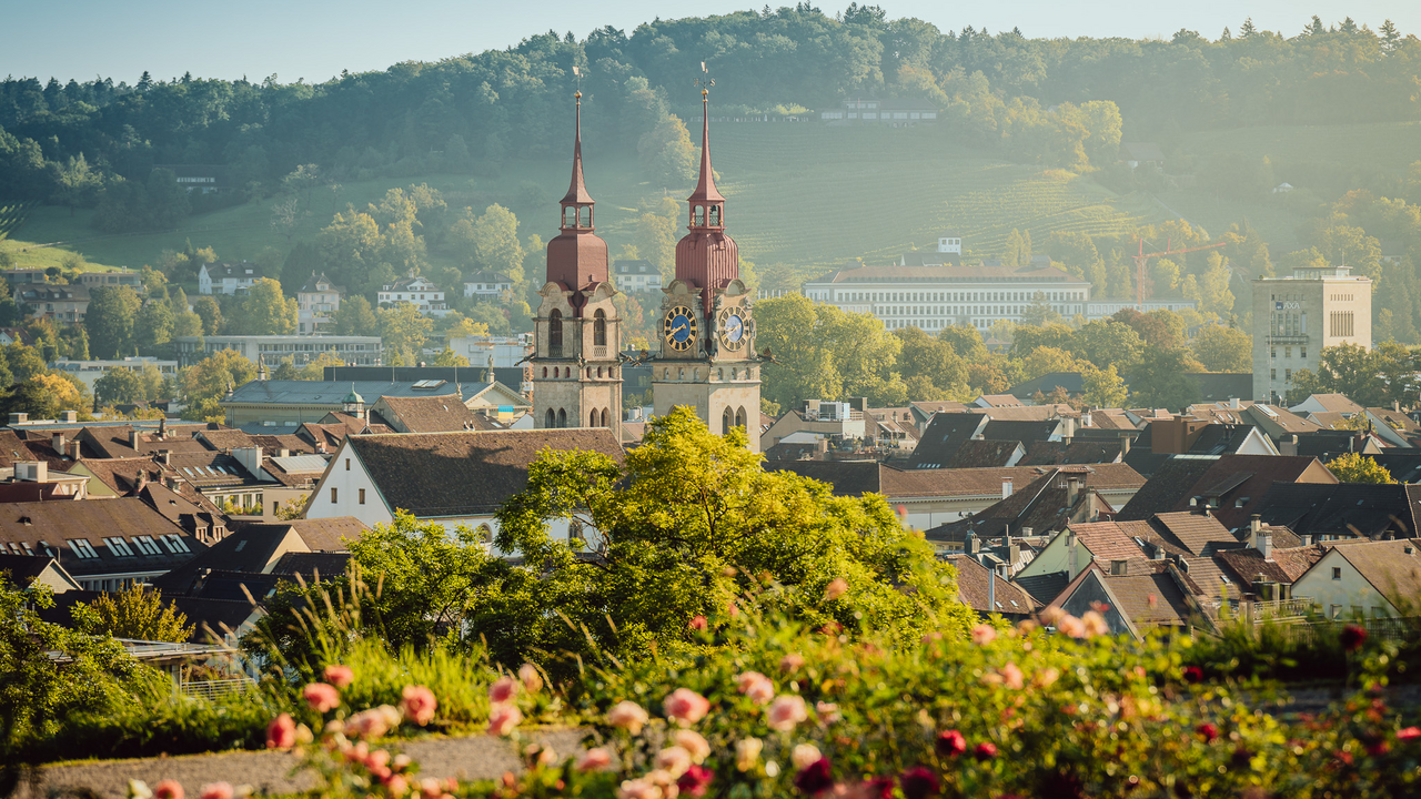Das Spiel ist kein klassisches Escape Game. Ihr befindet euch im Freien und folgt einem magischen Rätselpfad durch Winterthur. Gemeinsam begebt ihr euch auf die geheimnisvolle Prüfung des sagenumwobenen Hexenzirkels Umbra Noctis. Auf eurem Weg entdeckt ihr verborgene Orte der Stadt, entschlüsselt uralte Hinweise und stellt euch den Prüfungen der Magie. Nur wer klug kombiniert, die richtigen Zauber erkennt und als Team zusammenarbeitet, kann bestehen. Auf dem rund 90–120-minütigen Abenteuer erlebt ihr Winterthur aus einer völlig neuen Perspektive. Das Outdoor Escape Game eignet sich für Familien, Freundesgruppen, Teams und alle, die Lust auf eine magische Rätselreise haben.