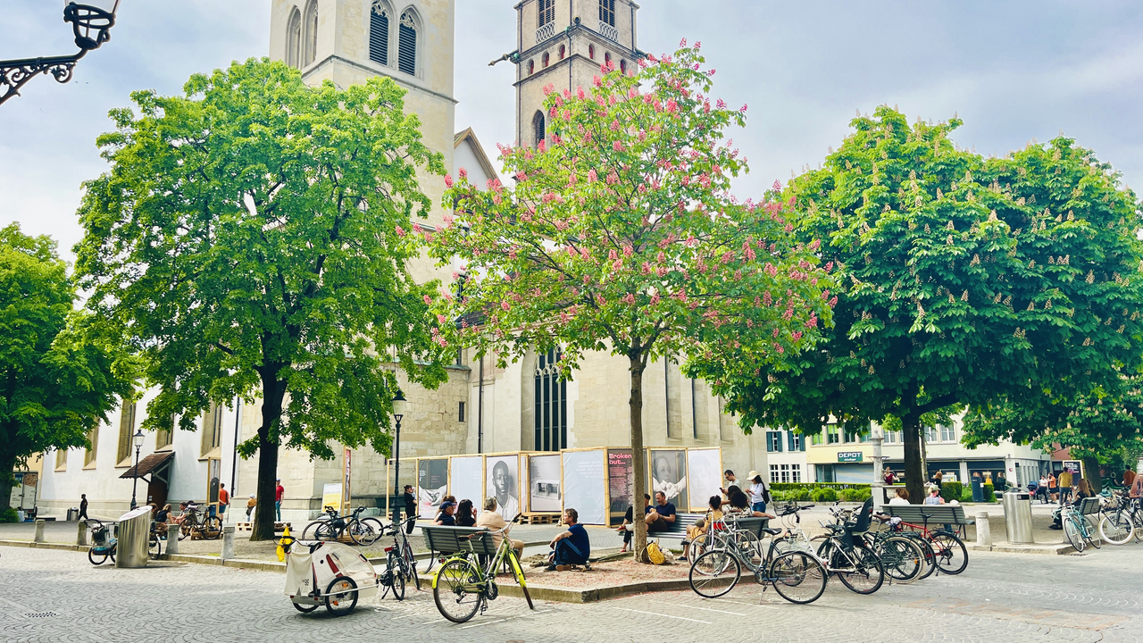 Das Spiel ist kein klassisches Escape Game. Ihr befindet euch im Freien und folgt einem magischen Rätselpfad durch Winterthur. Gemeinsam begebt ihr euch auf die geheimnisvolle Prüfung des sagenumwobenen Hexenzirkels Umbra Noctis. Auf eurem Weg entdeckt ihr verborgene Orte der Stadt, entschlüsselt uralte Hinweise und stellt euch den Prüfungen der Magie. Nur wer klug kombiniert, die richtigen Zauber erkennt und als Team zusammenarbeitet, kann bestehen. Auf dem rund 90–120-minütigen Abenteuer erlebt ihr Winterthur aus einer völlig neuen Perspektive. Das Outdoor Escape Game eignet sich für Familien, Freundesgruppen, Teams und alle, die Lust auf eine magische Rätselreise haben.