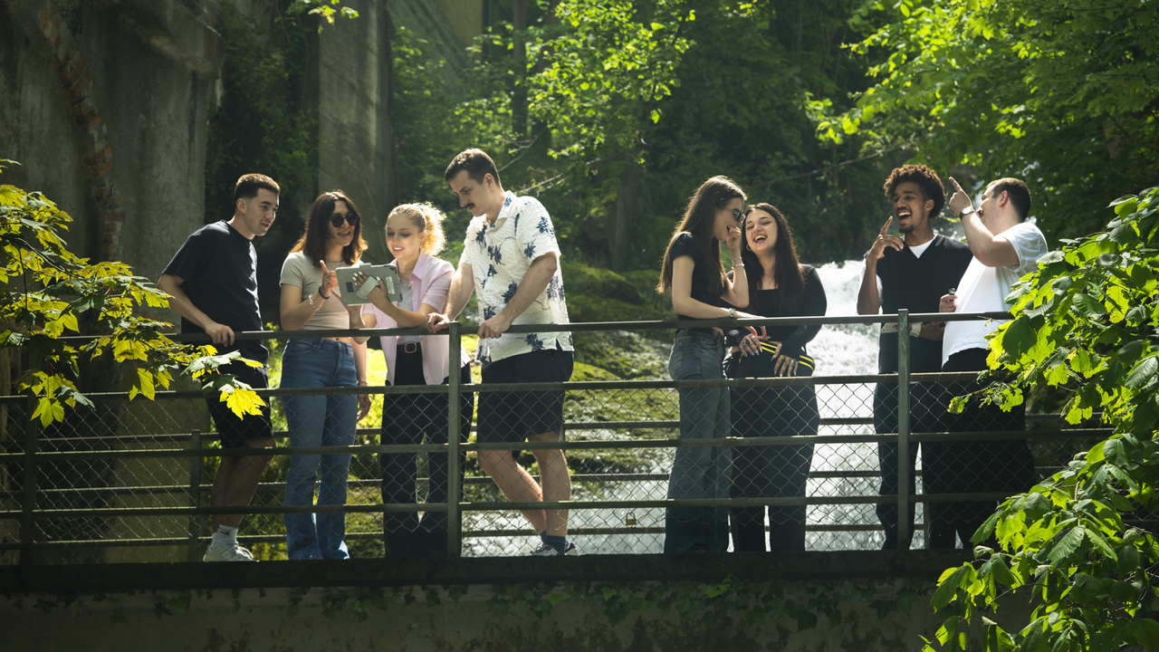Outdoor Escape Abenteuer mit Apéro Das rätselhafte Teamevent in St. Gallen oder auf Anfrage auch bei euch! Rätselt in Teams von 2 bis 5 Personen um die Wette (bis zu 50 Teams gleichzeitig!). Geniesst dabei Sightseeing in der Innenstadt von St. Gallen und entdeckt neue Orte auf kreative Art und Weise. Rätselspass garantiert! Perfekt geeignet für euren nächsten Teamevent, Polterabend, Klassentreffen oder einfach so. Lasst den Event bei uns in der Bar gemütlich bei einem Apéro eurer Wahl ausklingen.