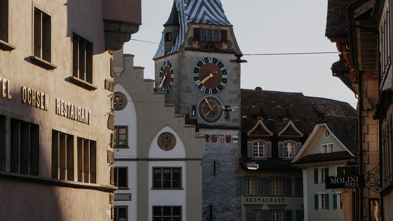 Wie in einem Escape Room gilt es Hinweise zu entdecken, Rätsel zu lösen und Herausforderungen zu meistern. Aber anstatt in einem Raum sind mehrere Installationen über die Stadt verteilt. Das macht es zu einem Spiel ohne Grenzen.
