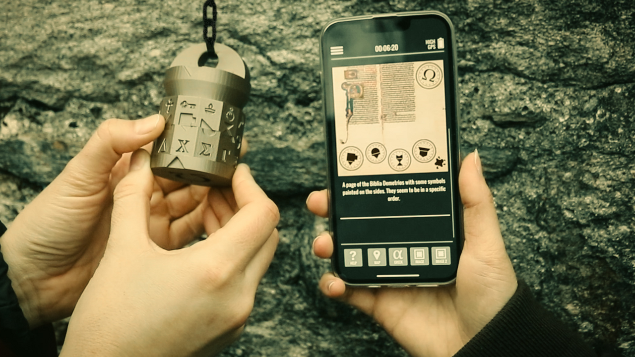 Wie in einem Escape Room gilt es Hinweise zu entdecken, Rätsel zu lösen und Herausforderungen zu meistern. Aber anstatt in einem Raum sind mehrere Installationen über die Stadt verteilt. Das macht es zu einem Spiel ohne Grenzen.