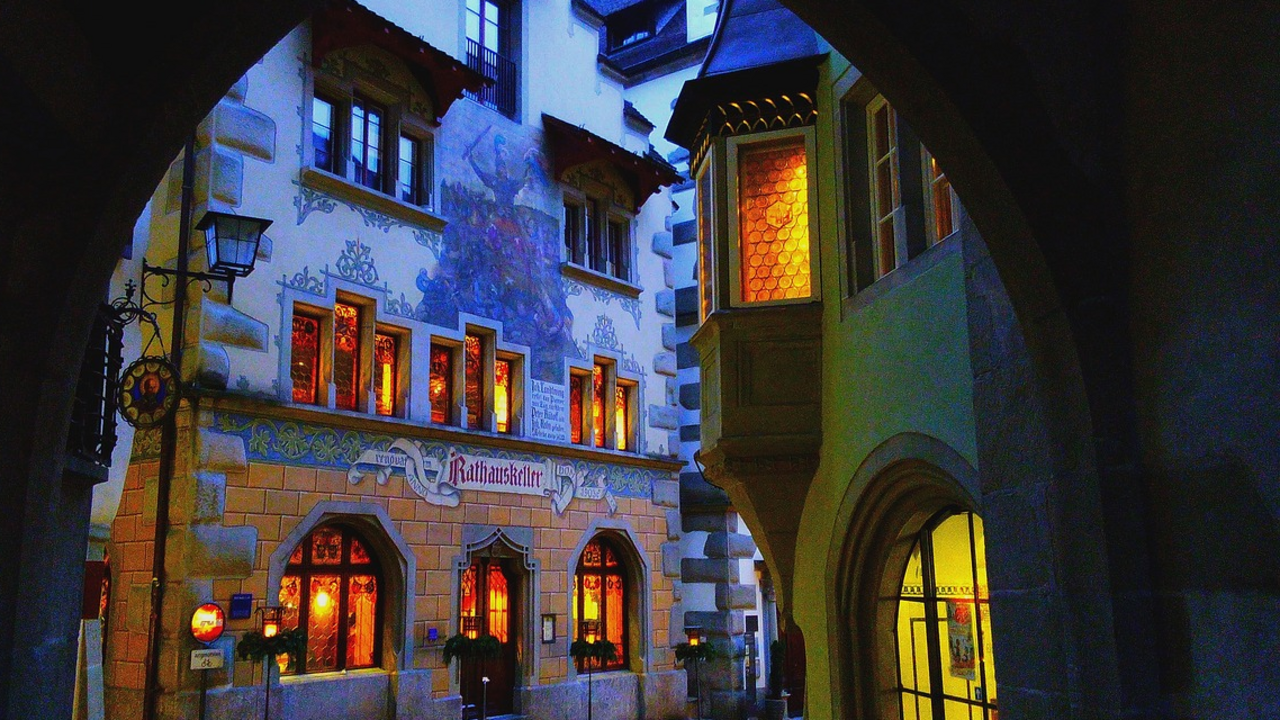 Wie in einem Escape Room gilt es Hinweise zu entdecken, Rätsel zu lösen und Herausforderungen zu meistern. Aber anstatt in einem Raum sind mehrere Installationen über die Stadt verteilt. Das macht es zu einem Spiel ohne Grenzen.
