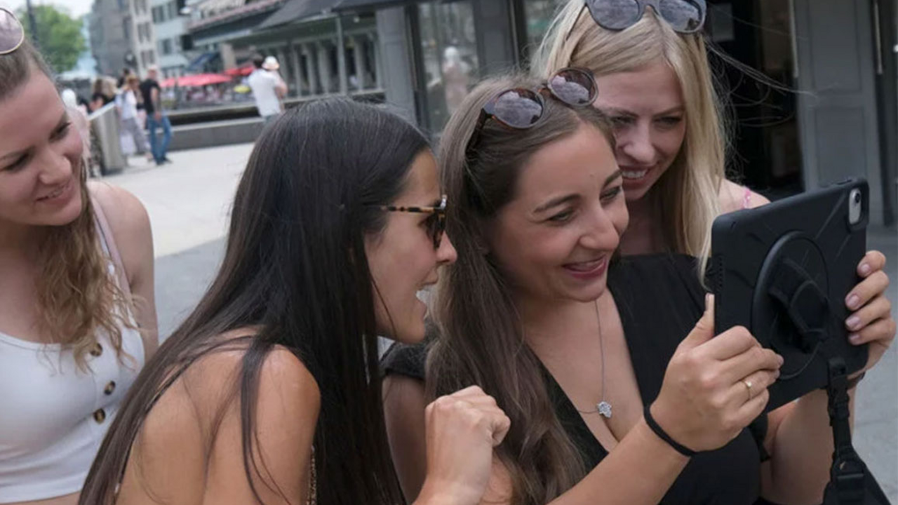Outdoor Escape Room Erleben Sie gemeinsam ein Teamevent, das Ihnen unvergessen bleibt - mit unseren Outdoor Escape Rooms. Escape Rooms sind in aller Munde – meistens aber nur für kleine Gruppen geeignet. Bei uns geniessen Sie ein Escape Abenteuer mit bis zu 120 Personen gemeinsam mit Ihren Kolleginnen und Kollegen und erleben eine einzigartige Gruppendynamik.