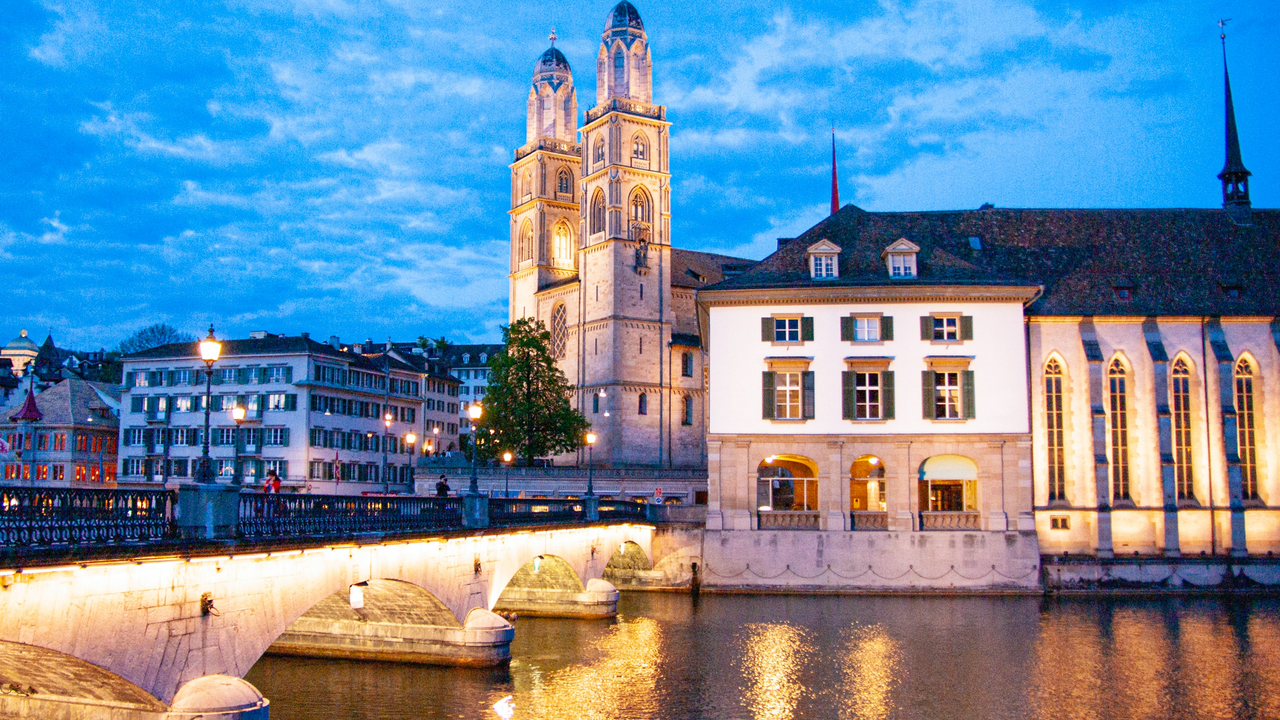 Wie in einem Escape Room gilt es Hinweise zu entdecken, Rätsel zu lösen und Herausforderungen zu meistern. Aber anstatt in einem Raum sind mehrere Installationen über die Stadt verteilt. Das macht es zu einem Spiel ohne Grenzen.