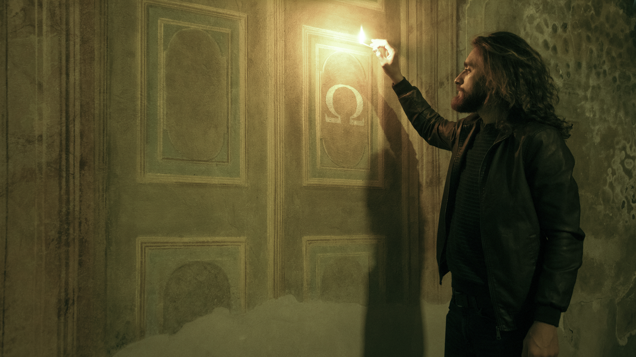 Wie in einem Escape Room gilt es Hinweise zu entdecken, Rätsel zu lösen und Herausforderungen zu meistern. Aber anstatt in einem Raum sind mehrere Installationen über die Stadt verteilt. Das macht es zu einem Spiel ohne Grenzen.