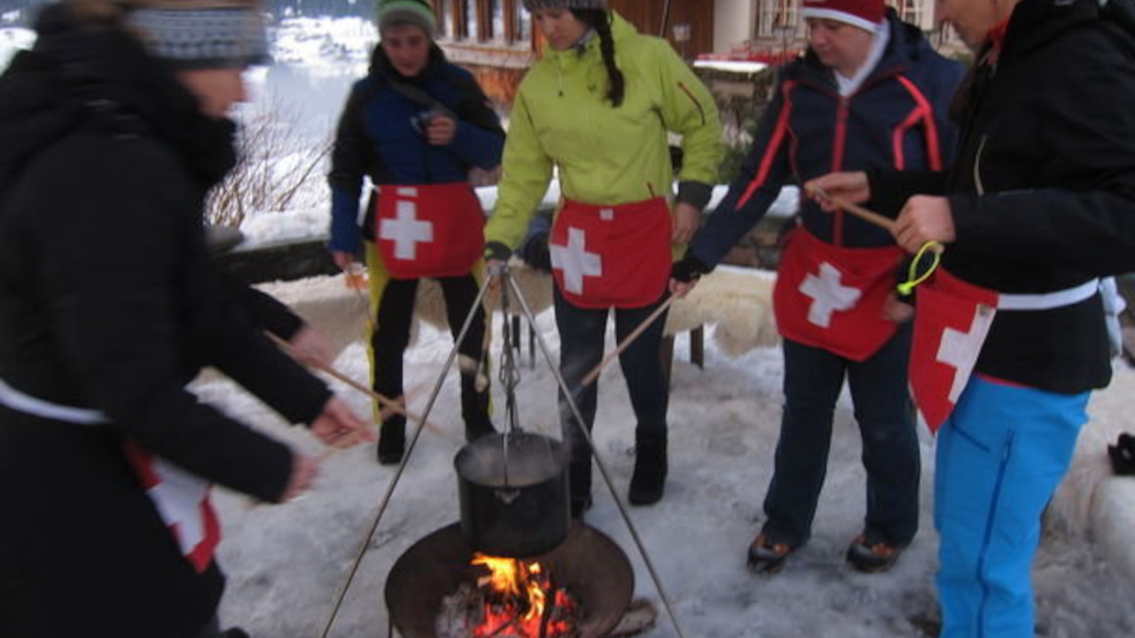Outdoor Fondue und Wintergames Outdoorfondue für Gruppen. Ein aussergewöhnliches Fondue in der Natur geniessen. Ein spezielles Erlebnis für das ganze Team.