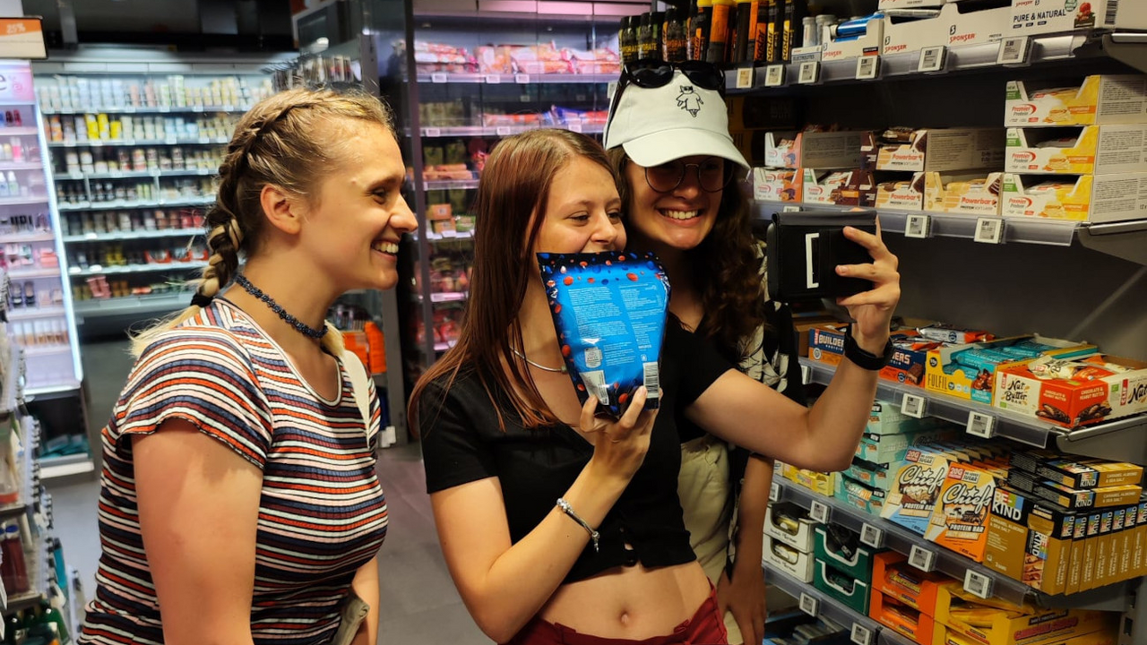 AdventureRooms Missions Bei unseren AdventureRooms Missions steht der Spass im Mittelpunkt – ein Erlebnis wie kein anderes! Im Gegensatz zu unseren Escape Rooms könnt ihr euch hier mit anderen Teams messen. Wer wird wohl die Nummer 1 sein? Ihr werdet eure Stadt auf eine neue Art entdecken. Missionen warten in den Strassen, Parks und bekannten Orten von Bern auf euch.